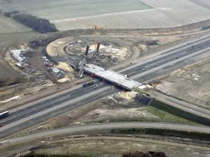 Ryc. 7. Pochylony pylon wiaduktu WD-467a nad A4 (w ciągu łącznicy  G1
