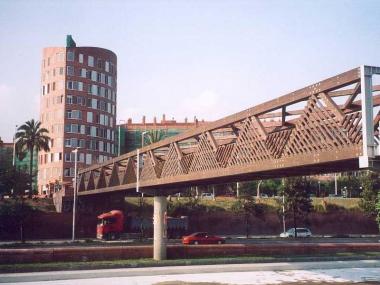 Drewniana kładka w nowoczesnej dzielnicy Barcelony