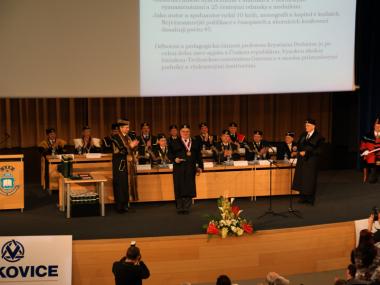 ręczenie medalu V&Scaron;B-TUO doktorowi h.c.
